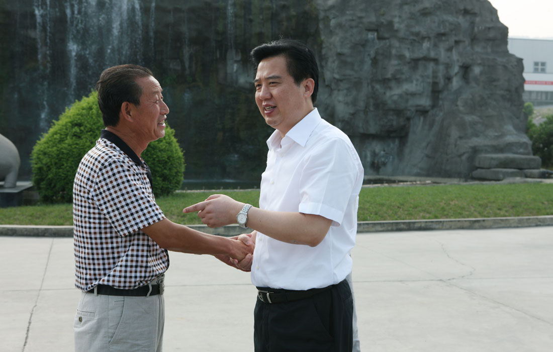 2012年8月，宜昌市委書(shū)記黃楚平與東圣董事長(zhǎng)親切交談。 
