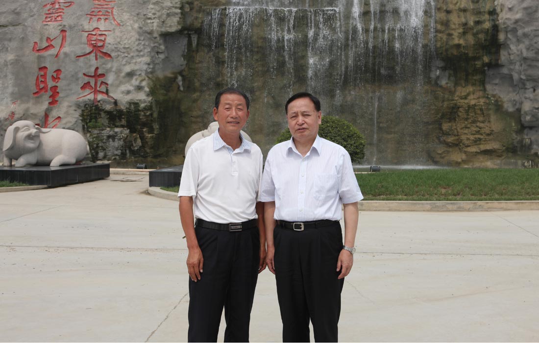 2010年5月，湖北省委書(shū)記羅清泉與東圣董事長(zhǎng)合影。